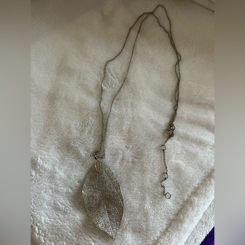 Silver tone 30” plus 3” adjustable for longer with a silver tone 3” leaf
